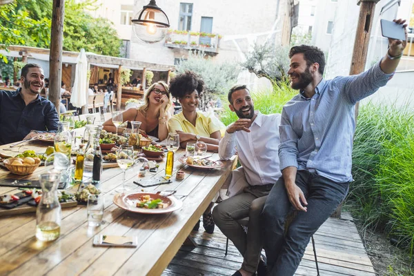 Samen met het nemen van foto vrienden — Stockfoto