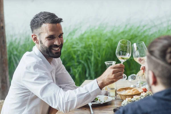 Vänner rosta med vin — Stockfoto