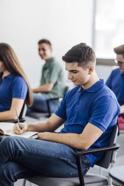 Sınıfında notları alan öğrenciler