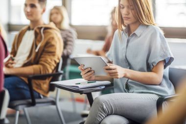 Kız öğrenci okuma Tablet