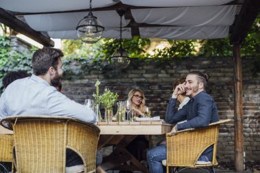 Arkadaşlar birlikte restoranda yemek
