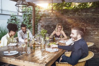 Arkadaşlar birlikte restoranda yemek