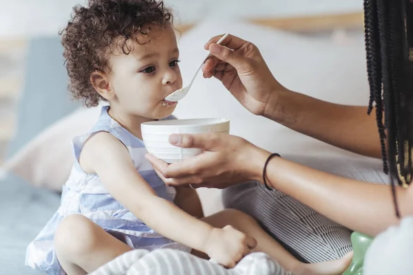 Anne bebek kızı besleme — Stok fotoğraf