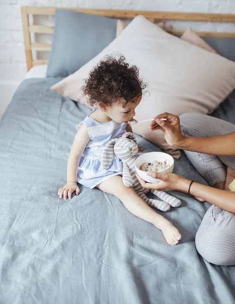 Mutter füttert ihr Baby — Stockfoto