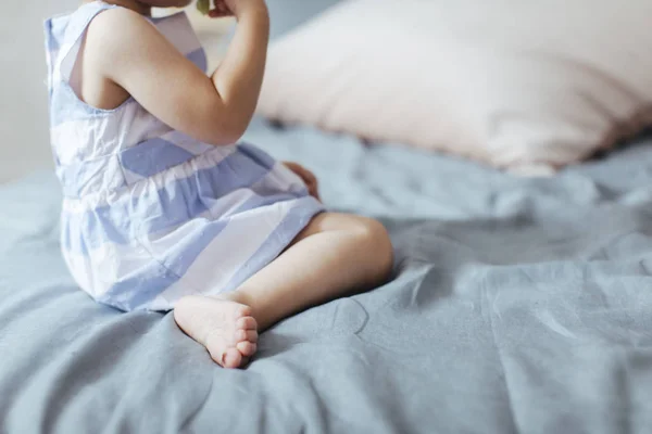 Baby op bed — Stockfoto