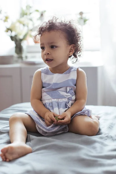 Bambino sul letto — Foto Stock