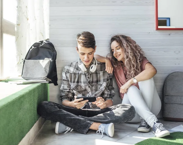 Teenagers Using Cell Phone — Stock Photo, Image