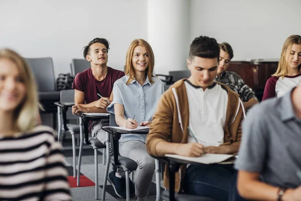 Schüler machen sich Notizen im Unterricht — Stockfoto