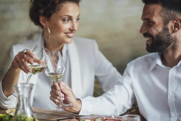 Para, ciesząc się wino i jedzenie w restauracji — Zdjęcie stockowe