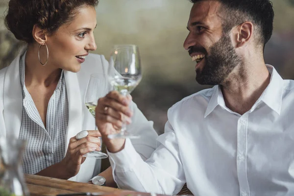 Pareja disfrutando del vino y la comida en el restaurante — Foto de Stock