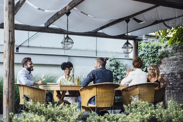 Freunde beim gemeinsamen Mittagessen im Restaurant — Stockfoto