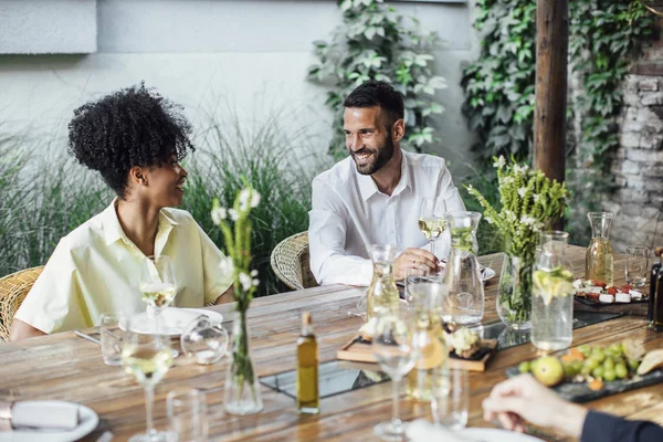 Freunde beim gemeinsamen Mittagessen im Restaurant — Stockfoto