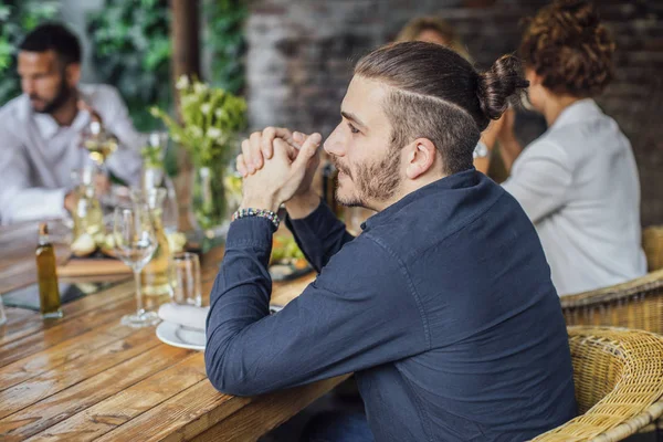 Freunde beim gemeinsamen Mittagessen im Restaurant — Stockfoto