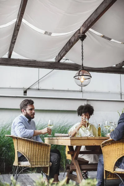 Amis déjeunant ensemble au restaurant — Photo