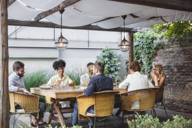 Arkadaşlar birlikte restoranda yemek