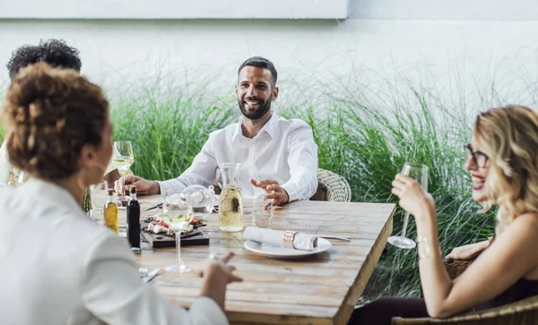 Amis déjeunant ensemble au restaurant — Photo