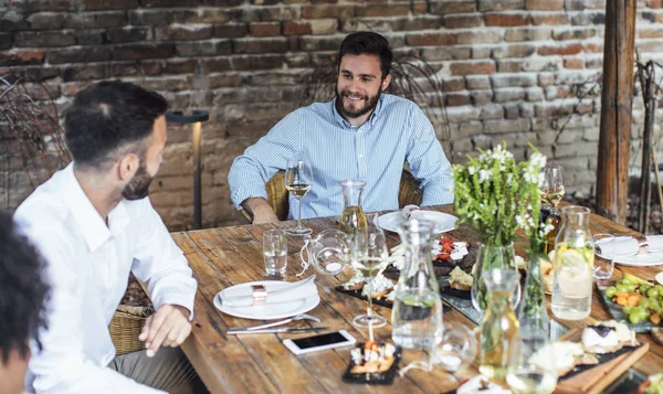 Amigos disfrutando de la cena — Foto de Stock