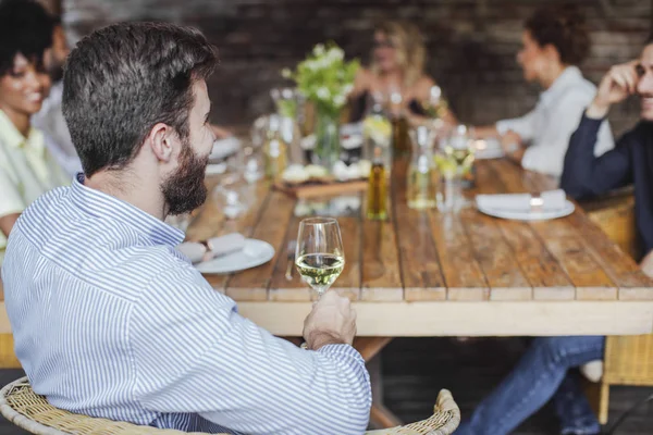 Amigos almoçando juntos no restaurante — Fotografia de Stock