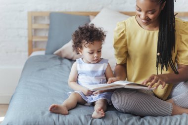 Anne ve çocuk kitap okuma