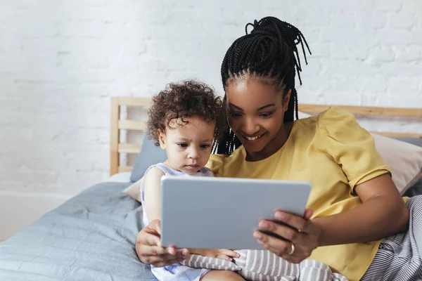 Anne ve çocuk Tablet kullanma