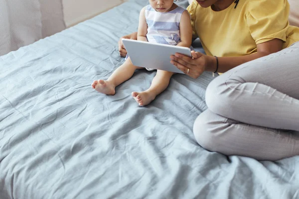 Mãe e criança usando Tablet — Fotografia de Stock