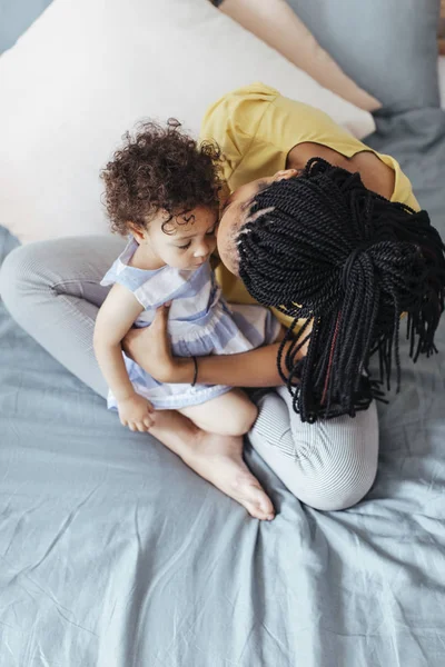 Loveing anya Cuddling kisbabáját — Stock Fotó