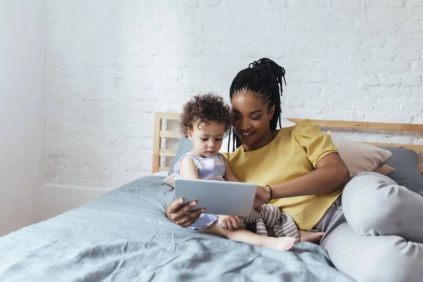 Mère et enfant utilisant la tablette — Photo