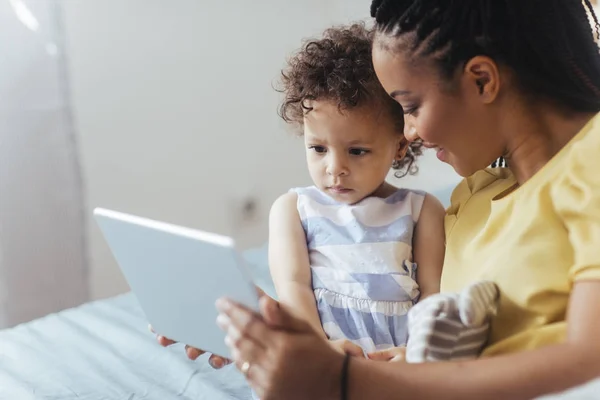 母と子のタブレットを使用して — ストック写真