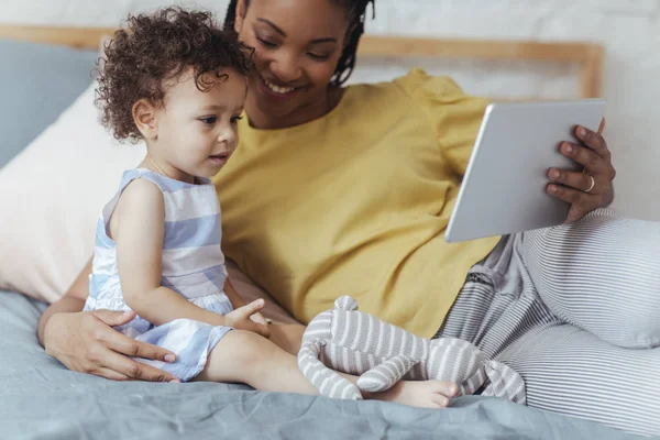 Anne ve çocuk Tablet kullanma