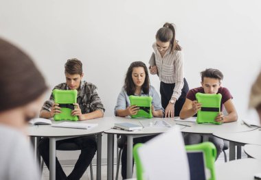 Öğretmen ve öğrencilerin tabletleri Modern sınıf kullanarak