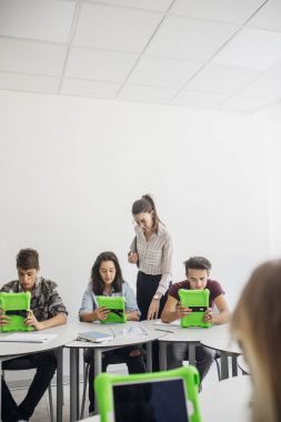 Öğretmen ve öğrencilerin tabletleri Modern sınıf kullanarak