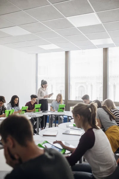 Studenti studující v moderní učebně — Stock fotografie