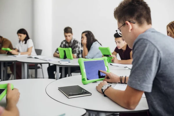 Estudantes usando tecnologia — Fotografia de Stock