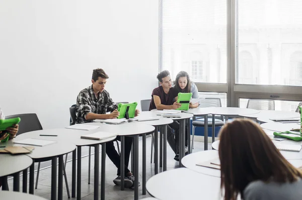 Studenti pomocí technologie — Stock fotografie