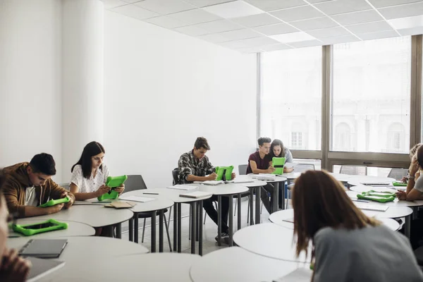 Estudantes usando tecnologia — Fotografia de Stock