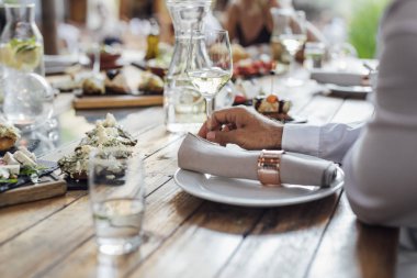 Adam öğle yemeği şenlikte