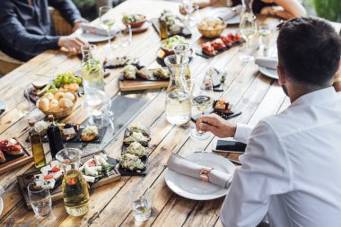 Adam öğle yemeği şenlikte