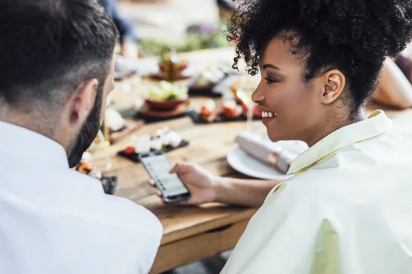 Mujer escribiendo en el teléfono celular en el almuerzo — Foto de Stock