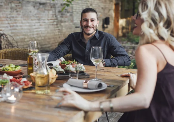 Man och kvinna vid Lunch — Stockfoto