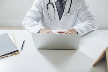 Onun ofisinde çalışan hekim