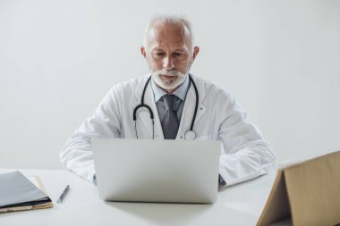 Onun ofisinde çalışan hekim