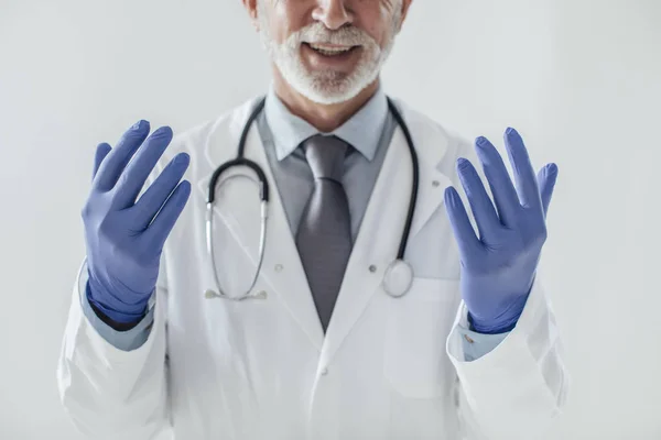 Προσωπογραφία ιατρού φορώντας γάντια — Φωτογραφία Αρχείου