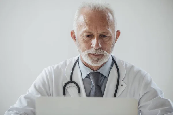 Médico que trabalha em seu escritório — Fotografia de Stock