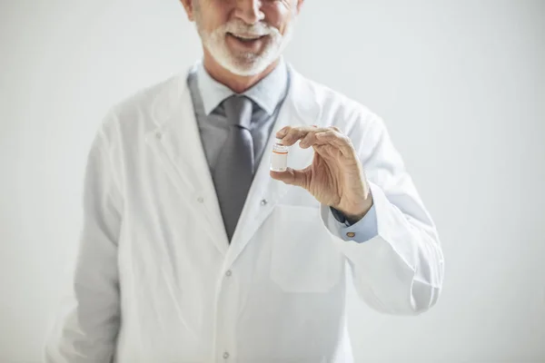 Médico Segurando Medicina — Fotografia de Stock