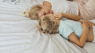 Anne ve kızı yataktalar. 