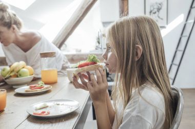 Çocuk having kahvaltı