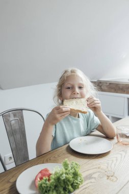 Çocuk having kahvaltı