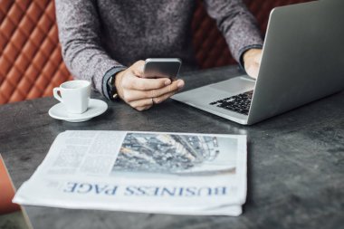 Feelance işadamı restorandan çalışma