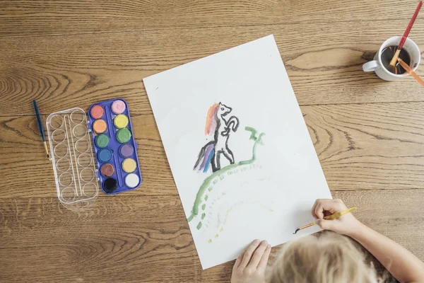 Su renkleri ile çocuk çizim — Stok fotoğraf