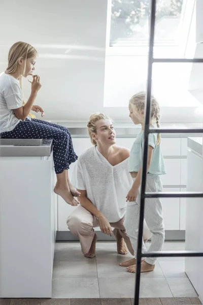 Mother and Children Wearing Pajamas — Stock Photo, Image